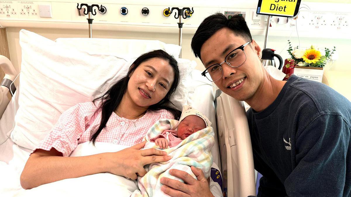 胡氏夫婦均喜歡小朋友，見到孩子出生都感到開心和幸福。(醫管局提供)