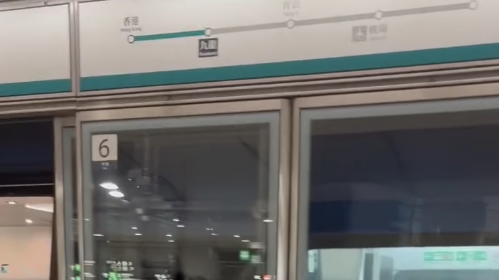 港鐵機場快綫列車「飛站」，抵達九龍站後，由職員協助返回青衣站(Threads影片截圖)