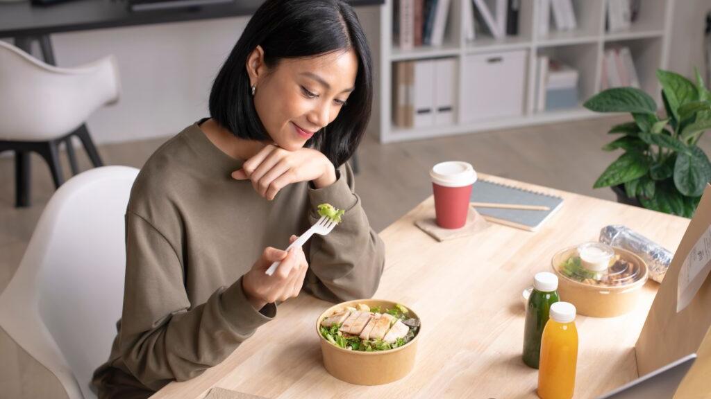 直覺飲食的核心在於「相信自己的身體」，吃甚麼、吃多少，取決於個人的飢餓程度與身體回饋，而不是額外設定的規則或飲食清單。