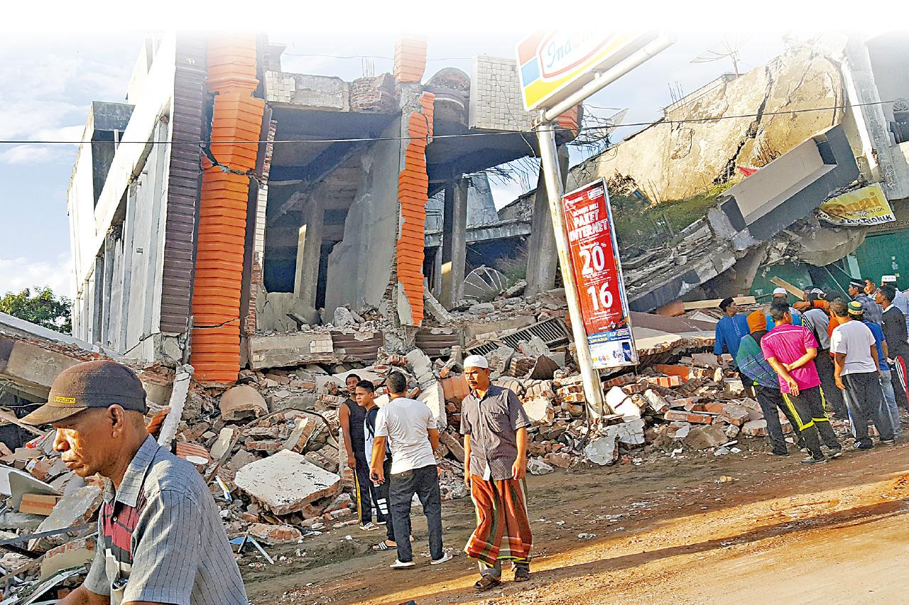 災民海嘯陰影揮之不去 印尼6.5級地震97死逾500傷