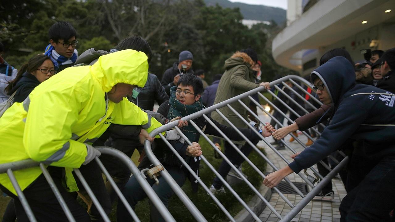 圍堵校委會案 馮敬恩承認2罪