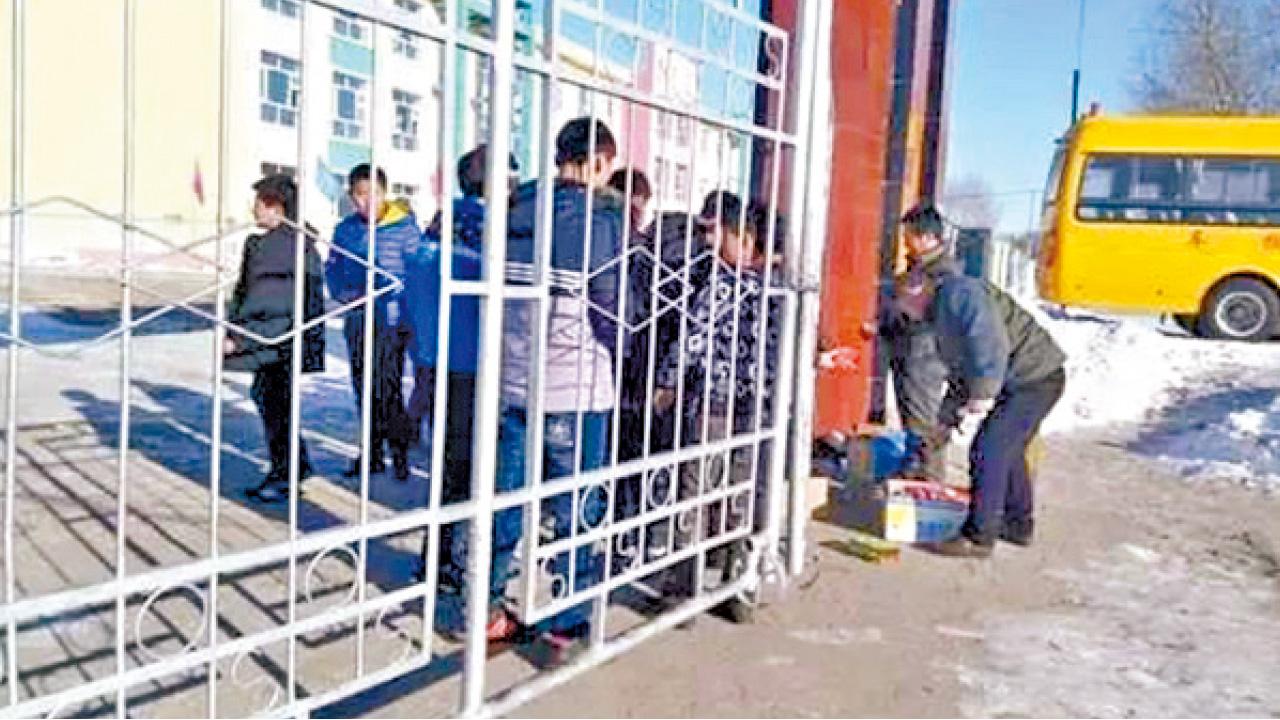 學校伙食補貼疑被剋扣 官媒放蛇遭警員毆打