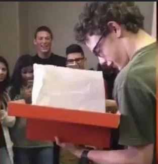 對鞋唔啱著 英男獲同學集資贈新鞋度聖誕(有片)