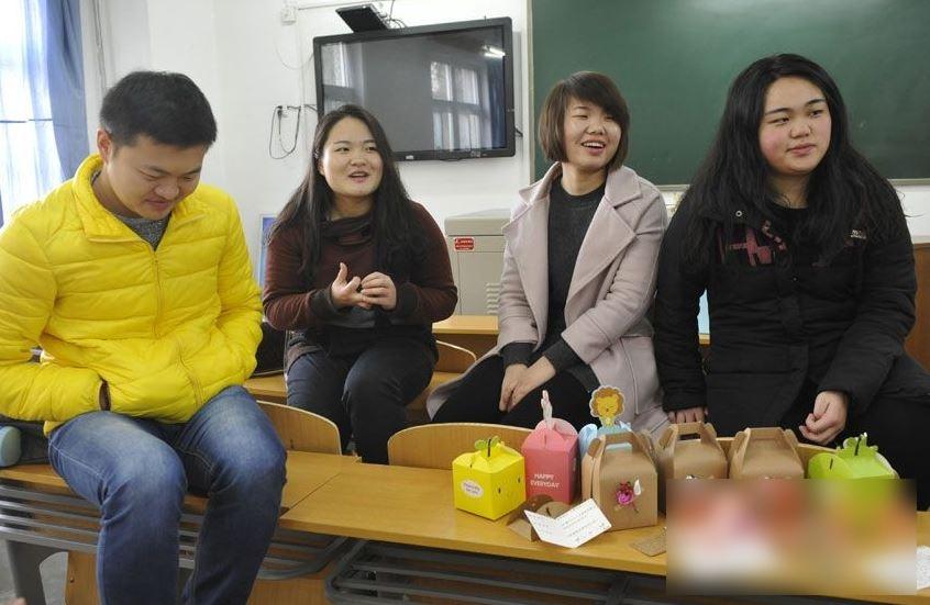 聖誕禮物送37女同學 暖男班長：女生該被照顧