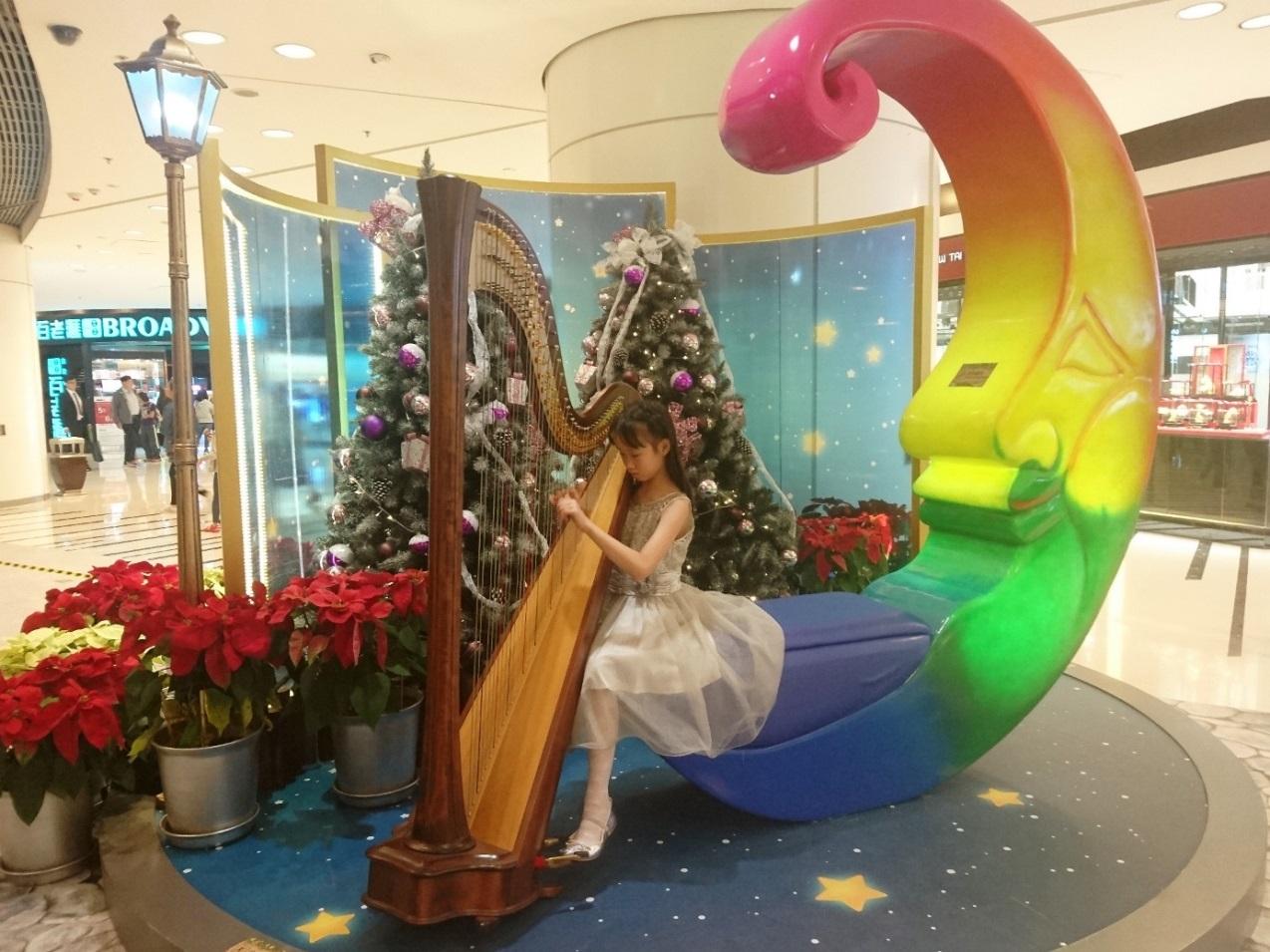 奪豎琴比賽冠軍 讀障女童明獻技