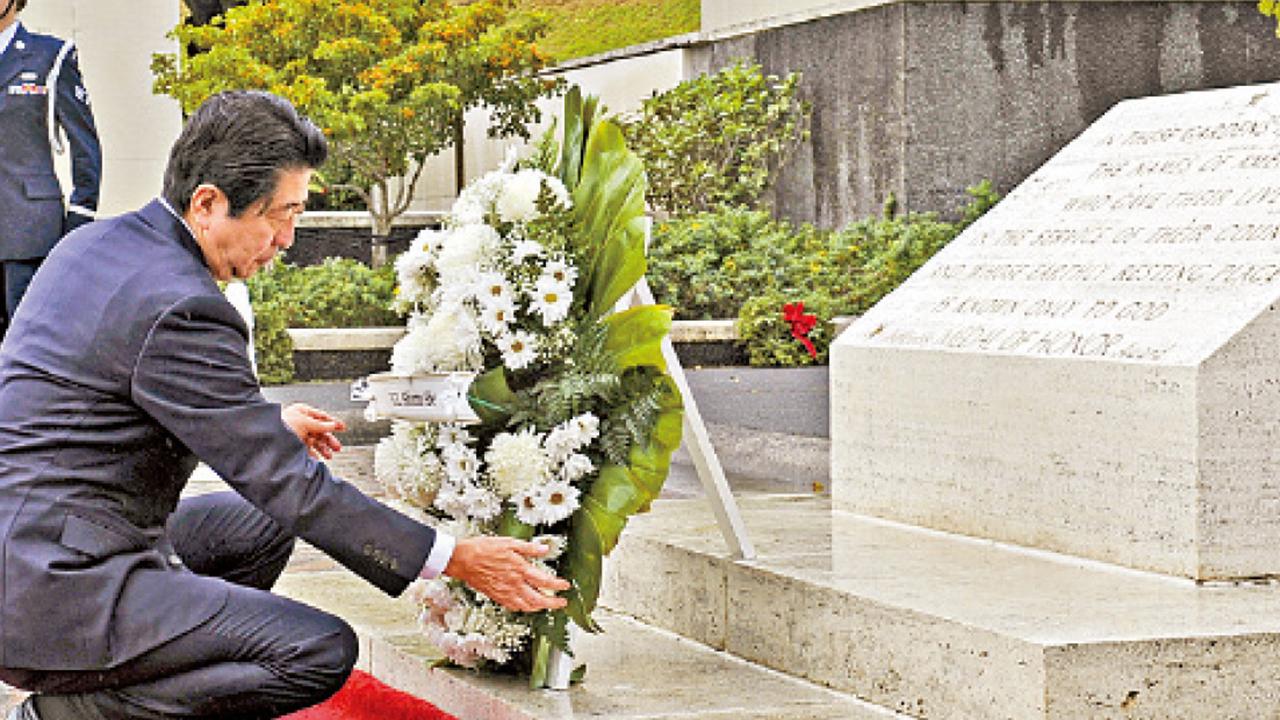 安倍抵珍珠港 歷史性訪紀念館