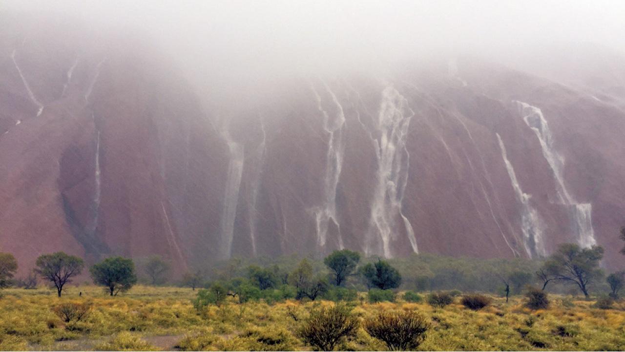 澳暴雨6人失蹤 烏魯魯罕現瀑布