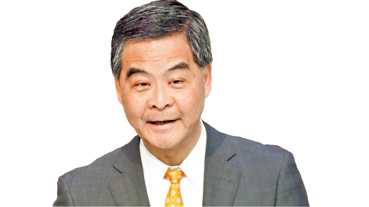 齊昕打卡身處倫敦 梁振英棄連任民望回升