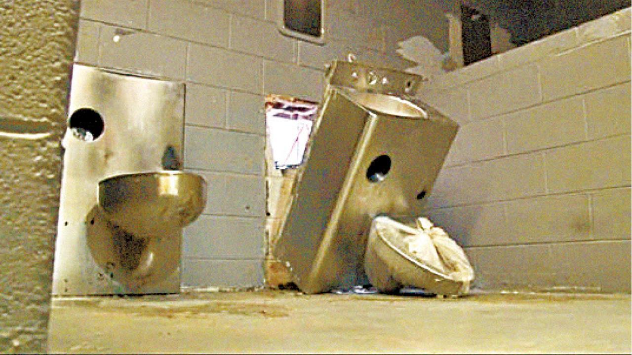 《月黑高飛》真人版 美6犯毀座廁越獄