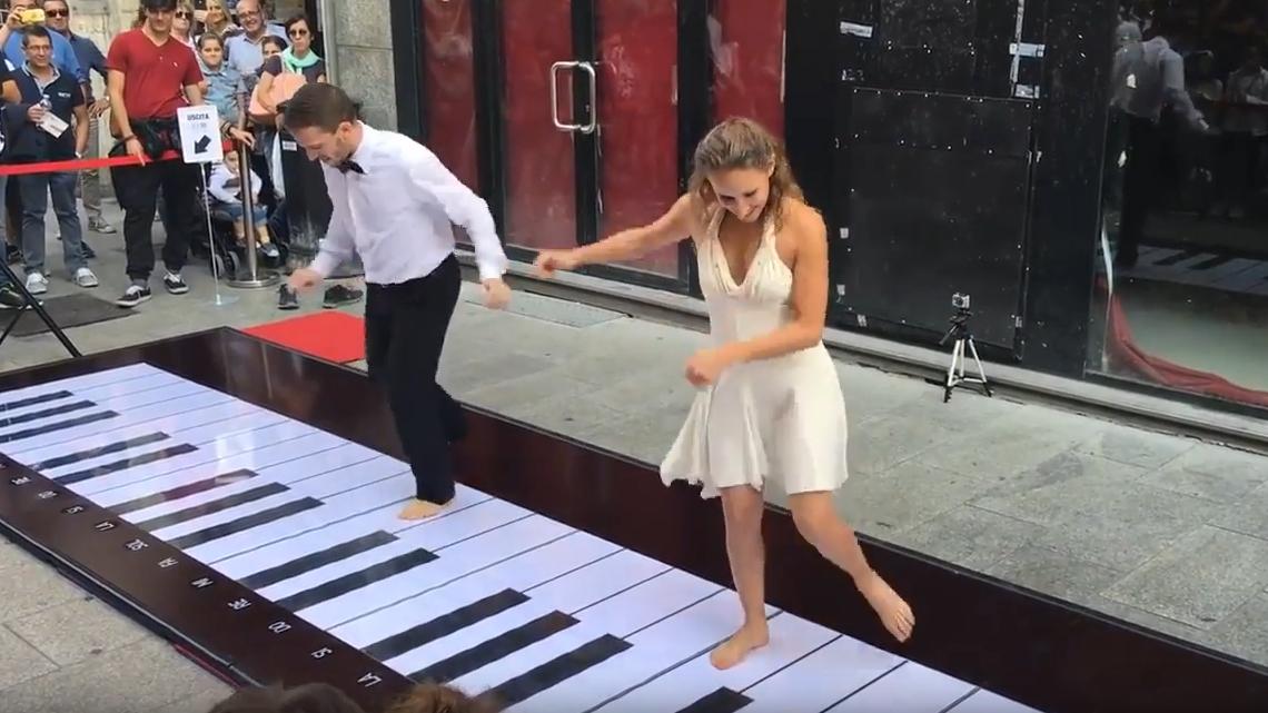 用腳彈鋼琴？ 藝術男女跳舞合譜「傻豹主題曲」 (有片)