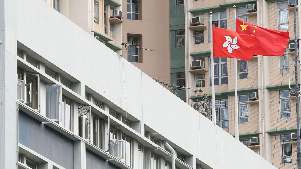 【Fresh Shot】觀塘警署倒掛區旗 紫荊花花瓣變逆時針