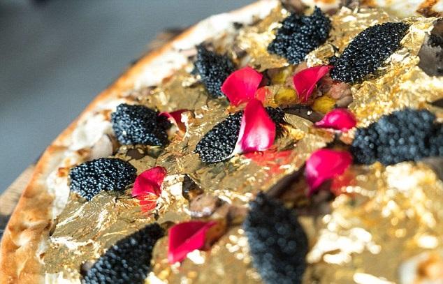 墮落薄餅萬五蚊 你估乜餡料