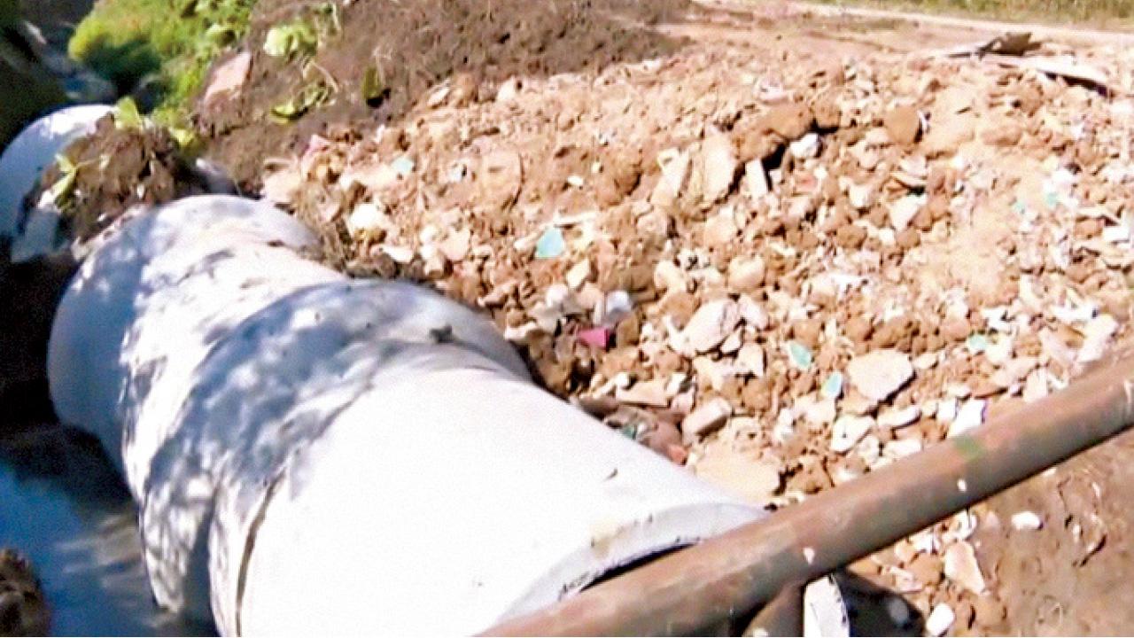 元朗小磡村河道遭非法倒泥 村民疑有人為車場開路