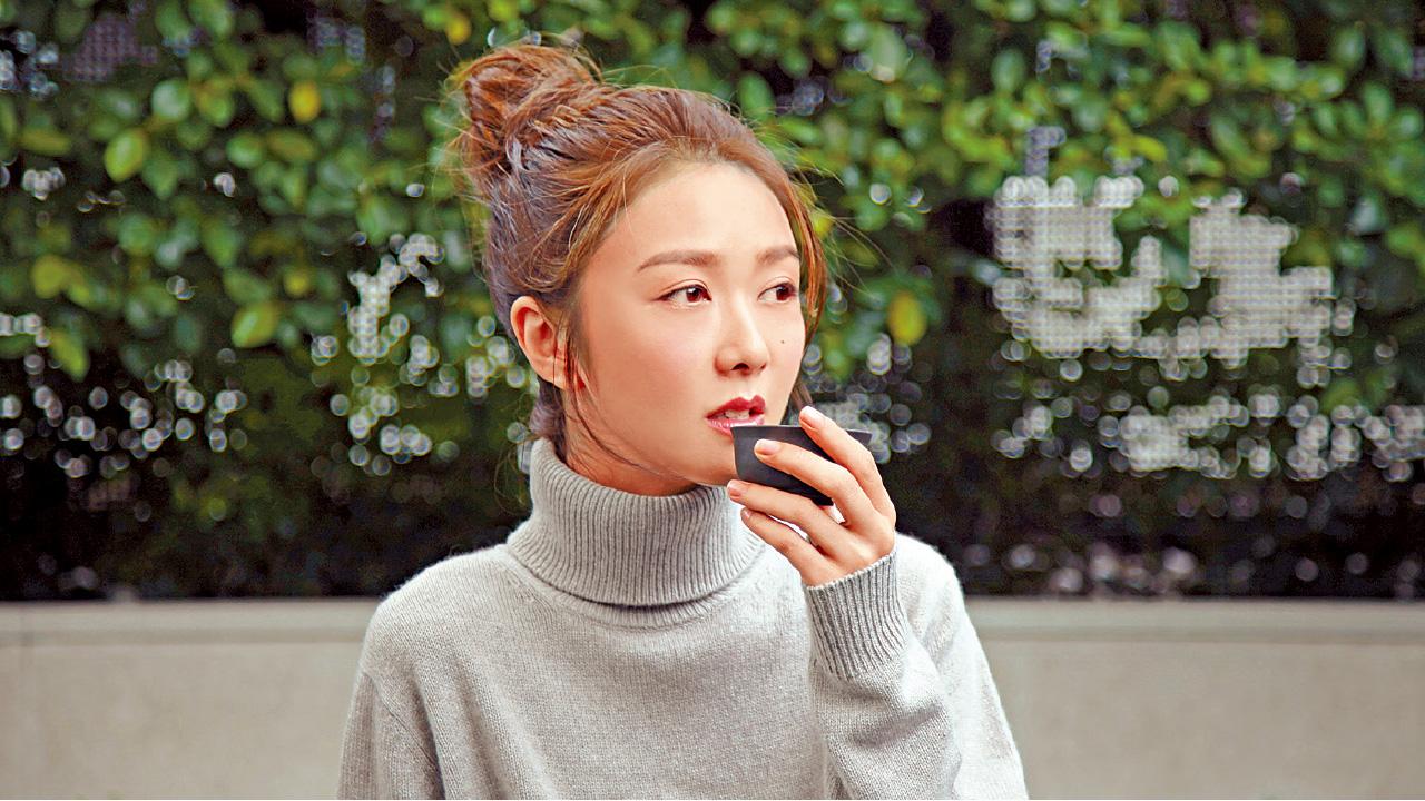 戶外拍廣告 薛凱琪堅持冒雨拍攝