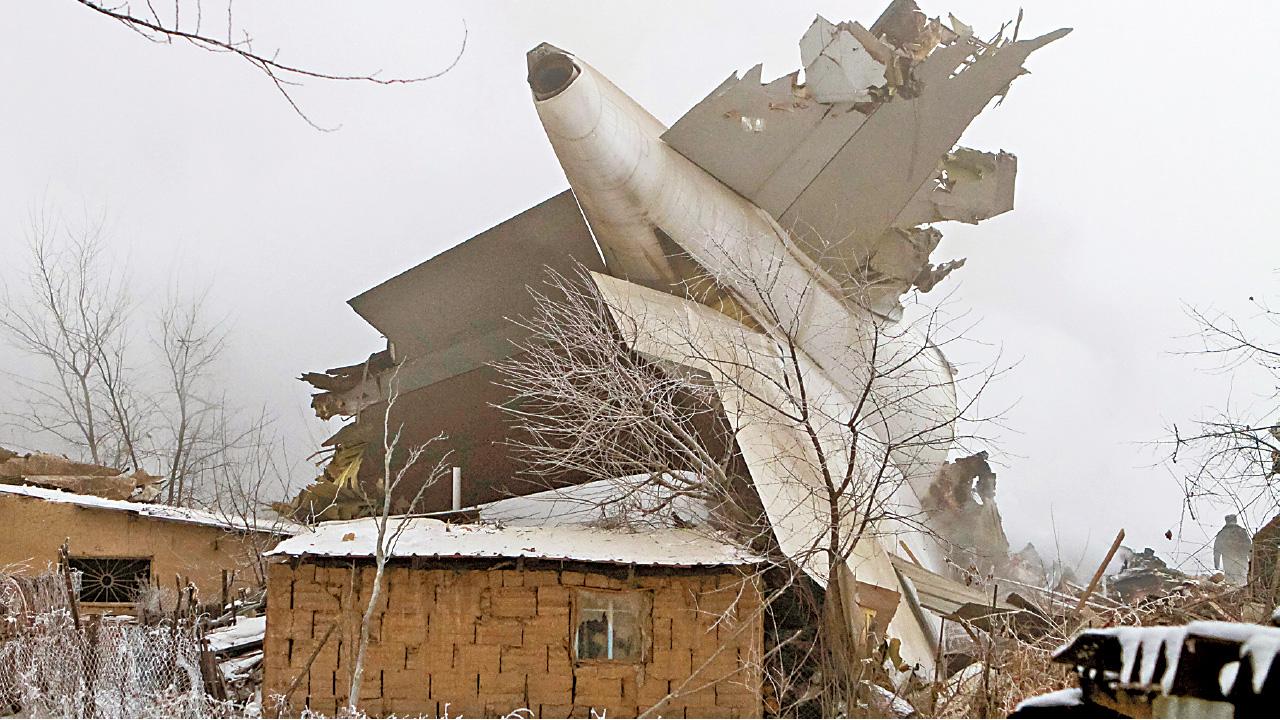 本港起飛 濃霧降落 土國貨機墜民居37死15傷