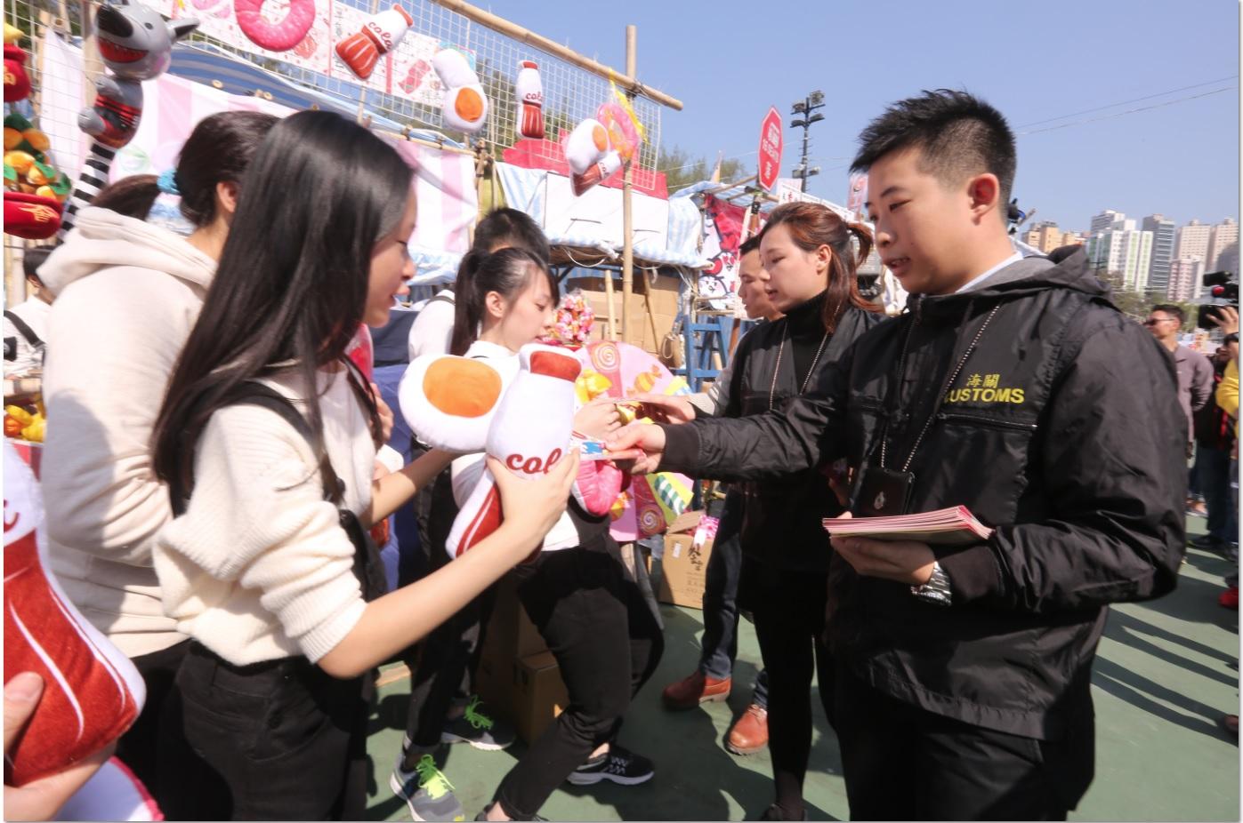 海關派發傳單籲勿賣侵權品