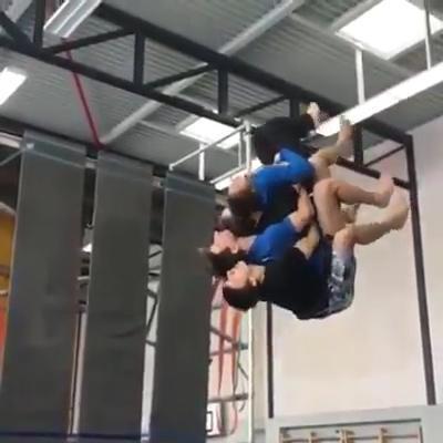  超強團隊精神 4人同步後空翻跳彈床(有片)