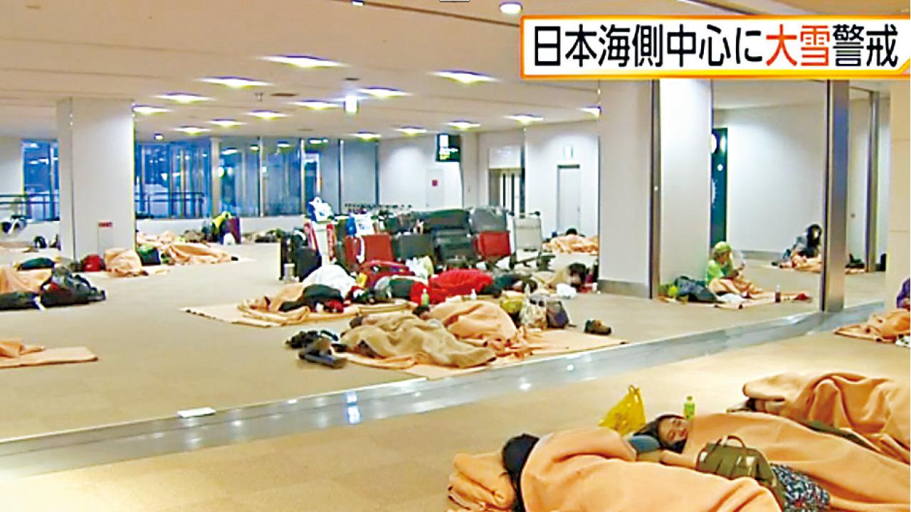 北海道暴雪 400旅客夜宿機場