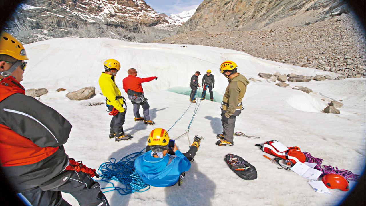 消防設攀山拯救專隊 斥36萬招3搜救犬「入伍」