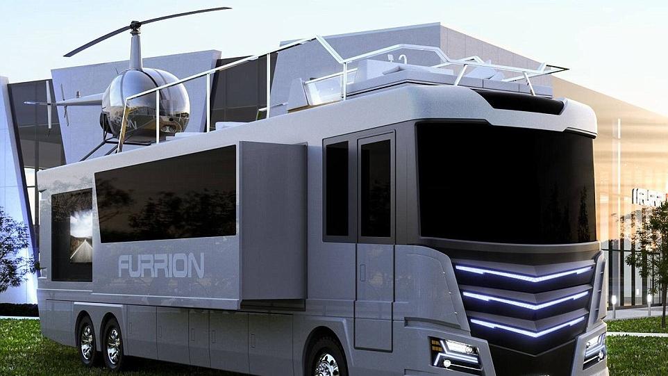 豪華露營車　車頂有直升機