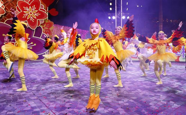 逾15萬人觀賞新春花車巡遊