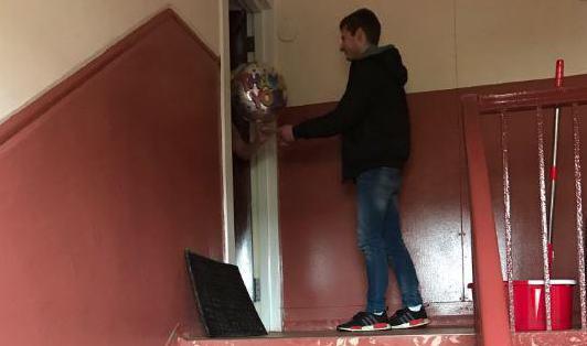 搞笑英女執到駕照唔肯還 要物主帶氣球多謝佢