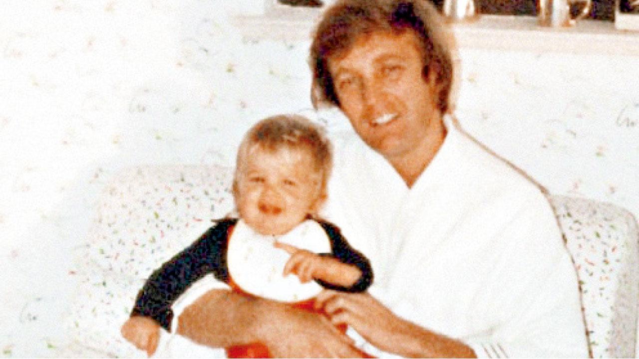 傳特朗普白宮著浴袍睇電視