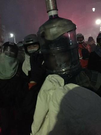 水桶當頭盔 大媽睇蜂炮裝備超爆笑