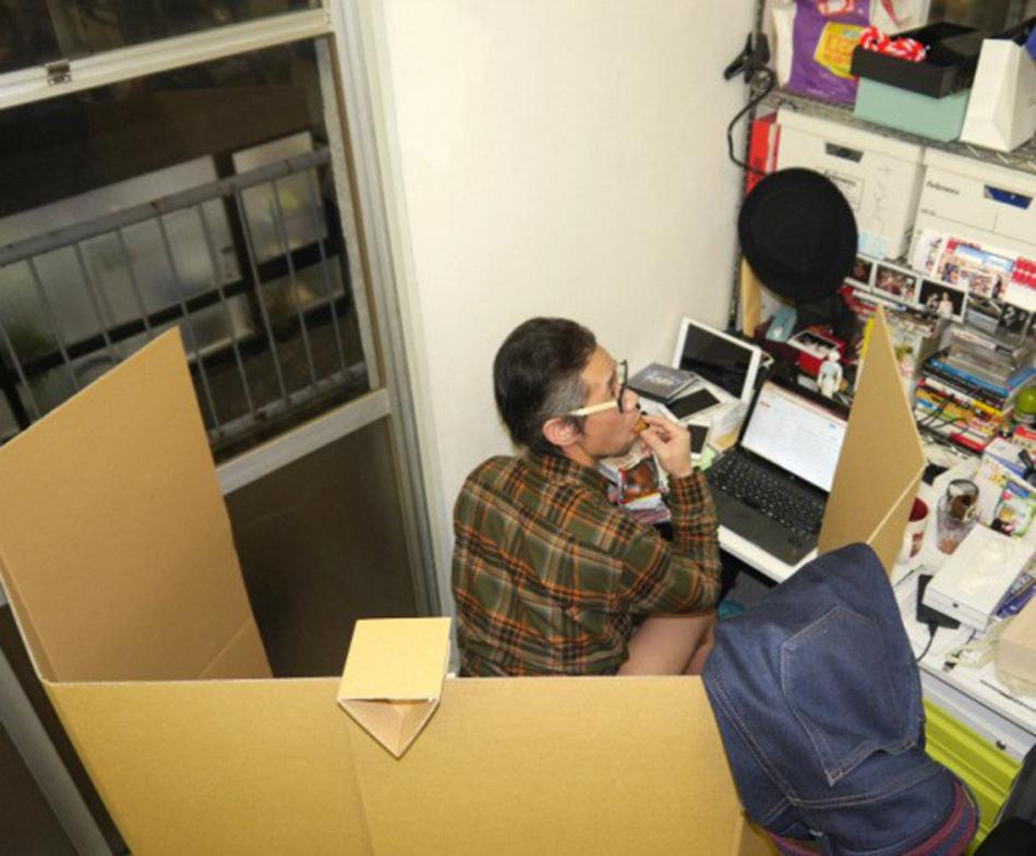 怕去廁所打散靈感 日作家紙馬桶當凳坐