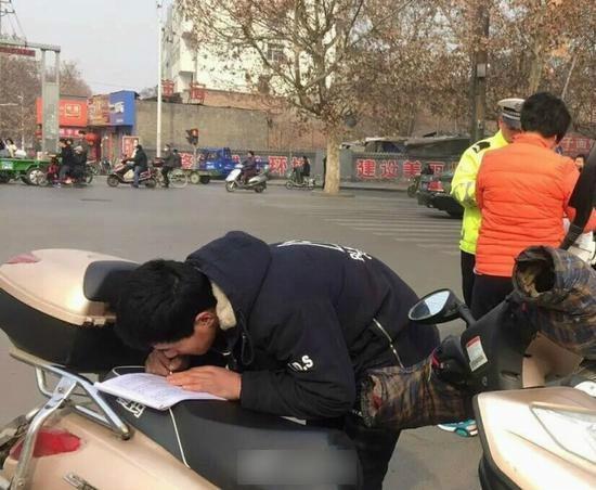 奇招治衝紅燈司機 山西警要求罰抄百句