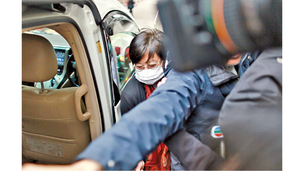 妻兒購日用品探望 抱恙曾蔭權今早判刑