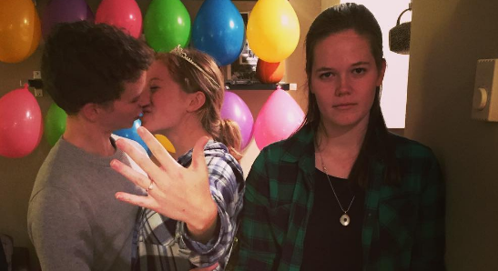 情侶狂放閃  少女慘做「電燈膽」