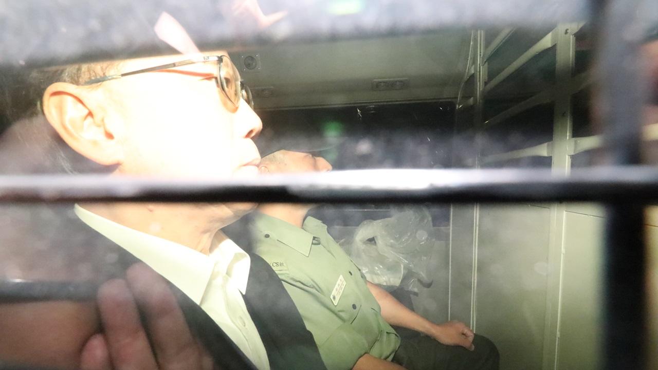 曾蔭權登上囚車  料轉往赤柱監獄