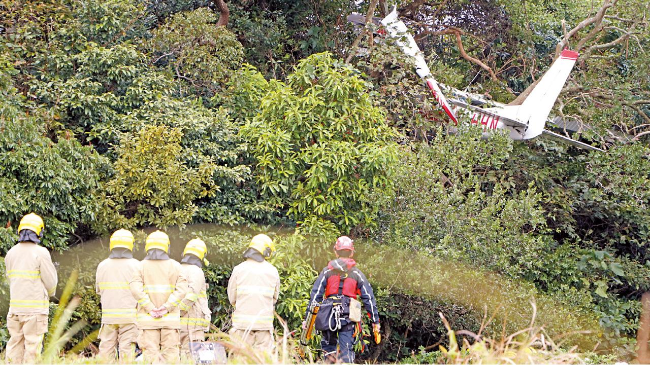 小型機疑故障迫降掛樹叢  兩男送院 民航處調查肇因