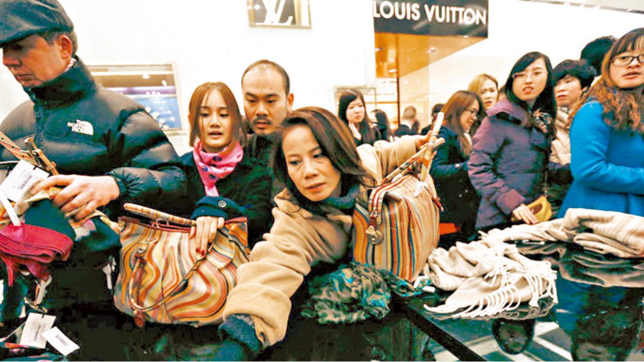 導遊可 年賺243萬  英名牌店 一成回佣 吸中國客