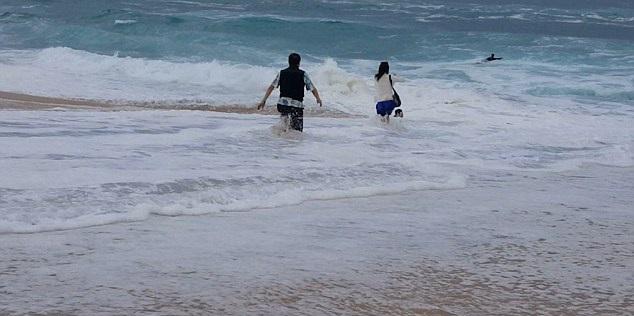 驚險！勇漢怒海救男童(有片)