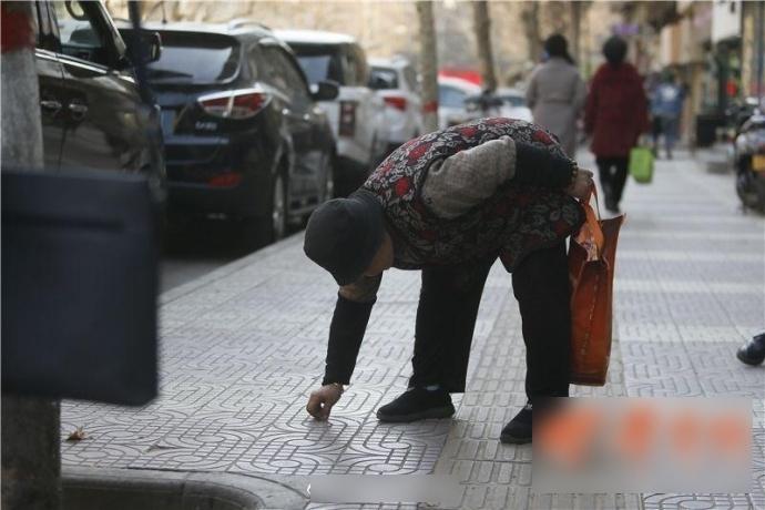 見老人街上執垃圾 陝西暖男偷塞200元