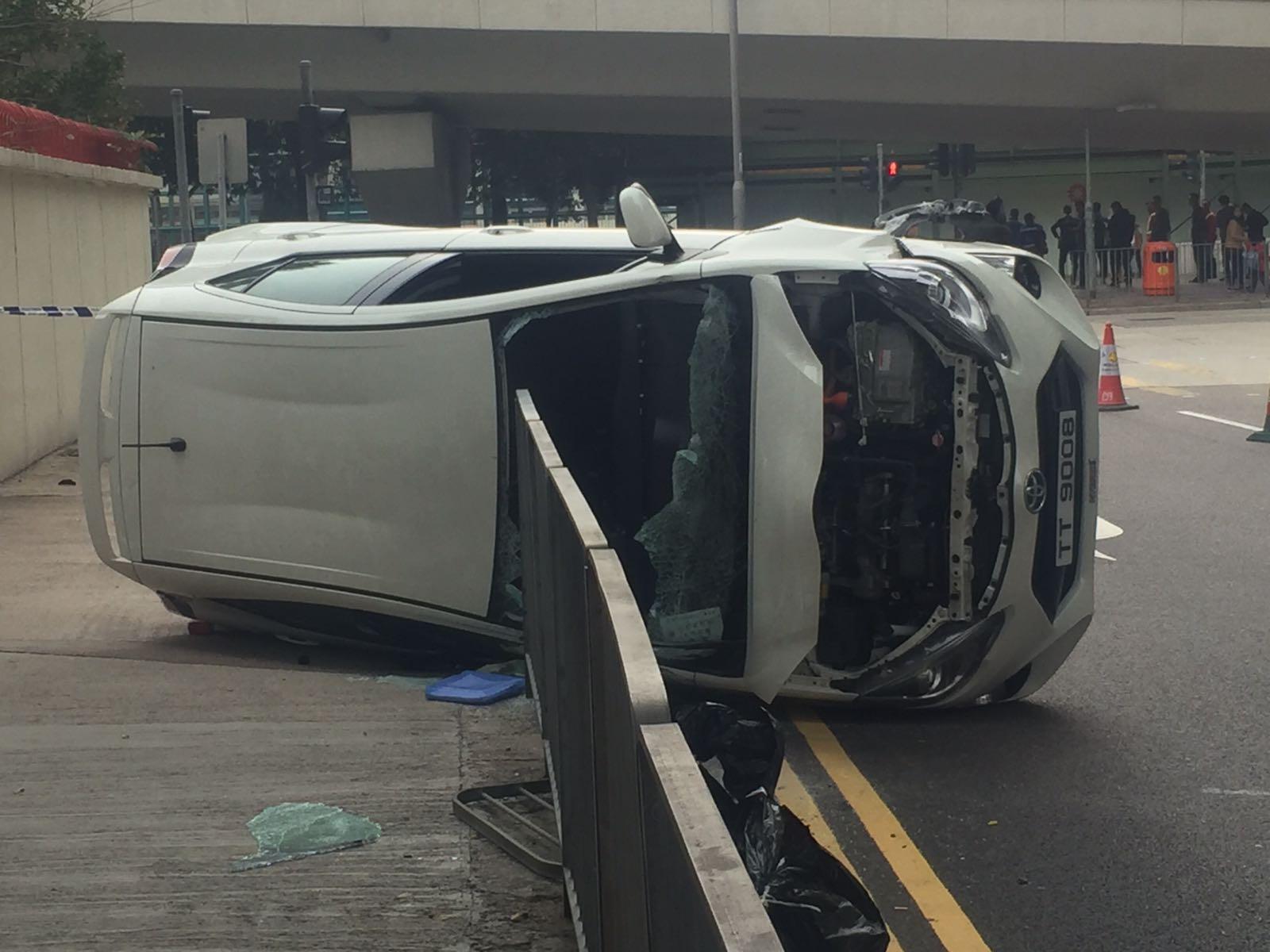 私家車柴灣消防局外失控翻側