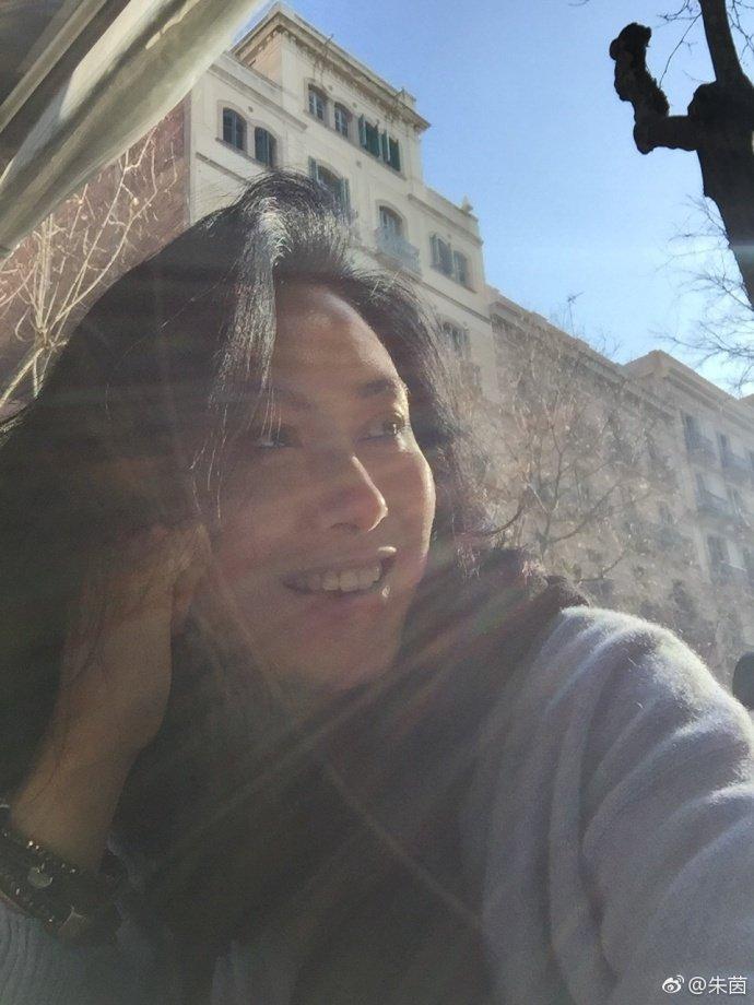 【即時娛樂】45歲朱茵素顏相似少女