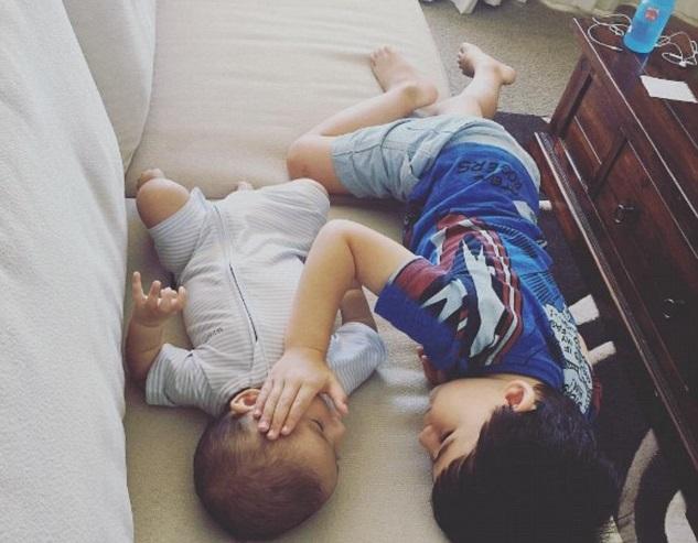 3歲暖男哥哥輕哄患癌3個月大弟弟