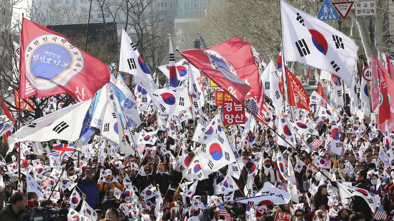 朴槿惠彈劾案  支持及反對者法院外集結