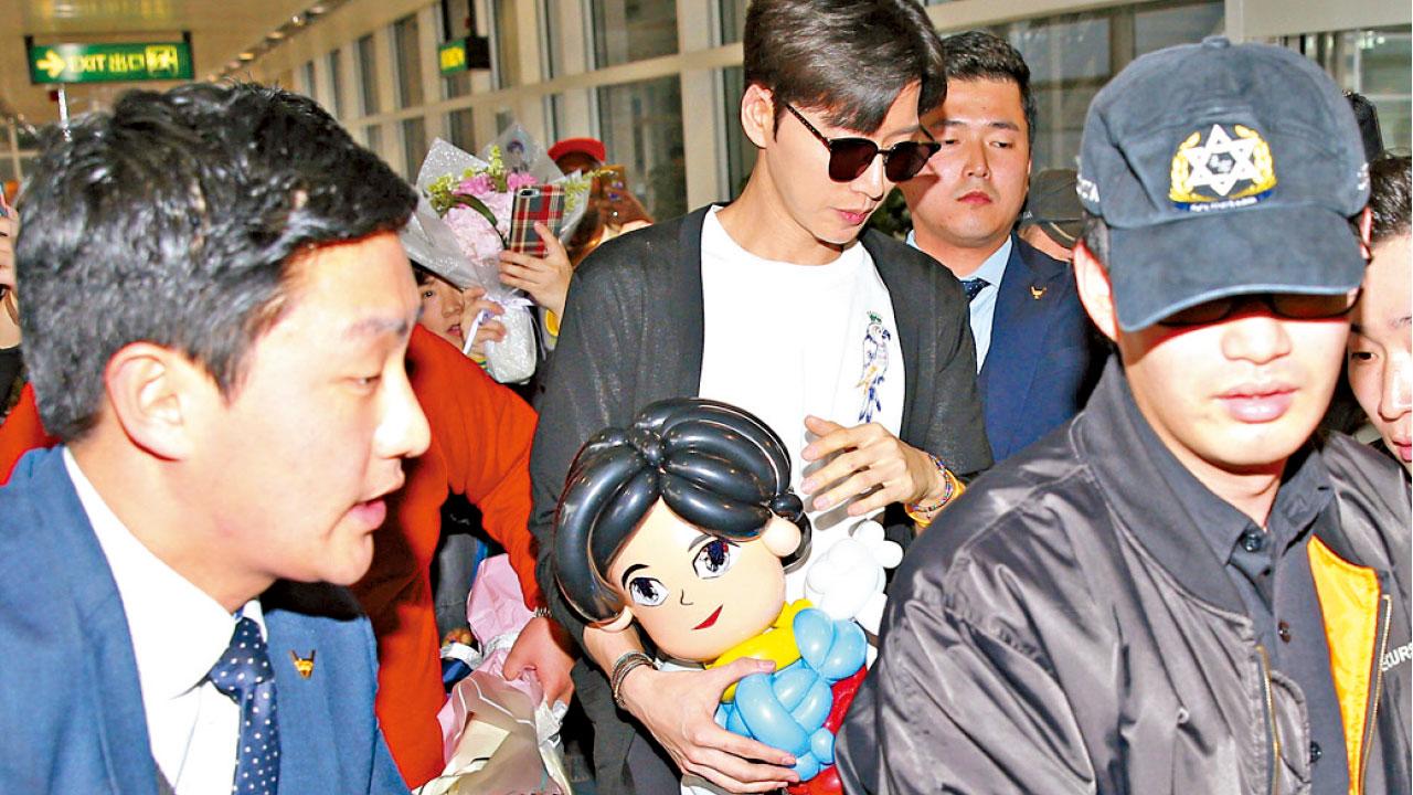 fans跌倒 朴海鎮拖手慰問