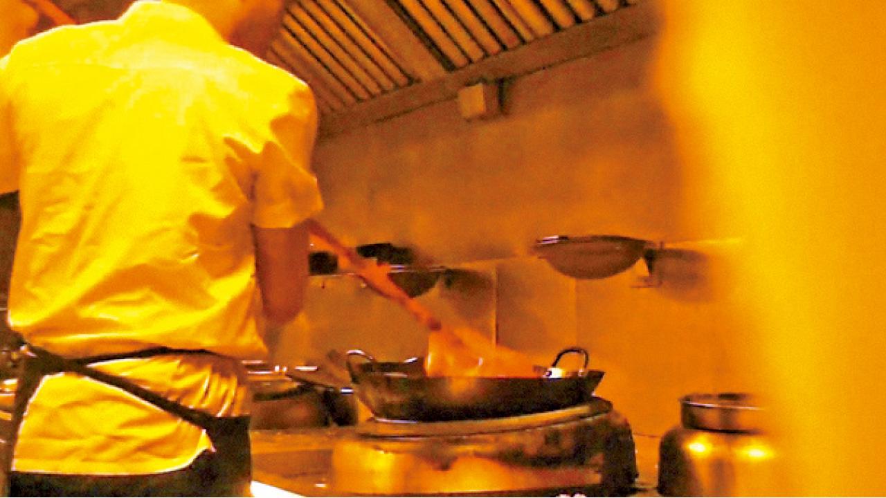 廚房食物衛生極差  俏江南掃把洗鑊剩菜再奉客