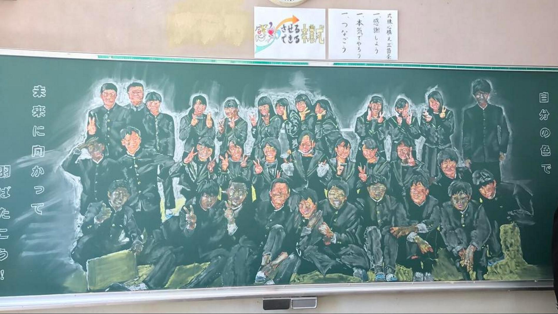 老師花8小時 把學生全畫上黑板當畢業大禮