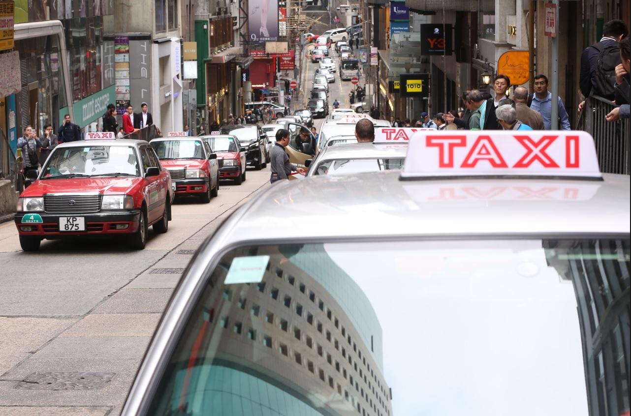 業界促撤專營的士計劃 籲候選人委任「優質局長」