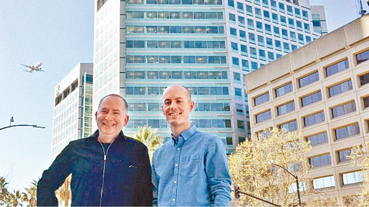 掛外牆4年半 美數學老師破解Adobe神秘符號為杭思朗登月名句