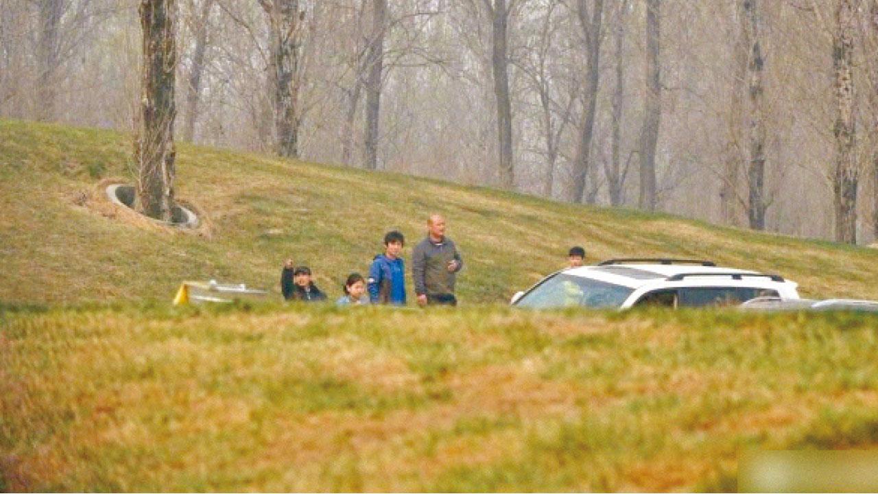 網民轟不長記性 遊客京動物園虎區下車