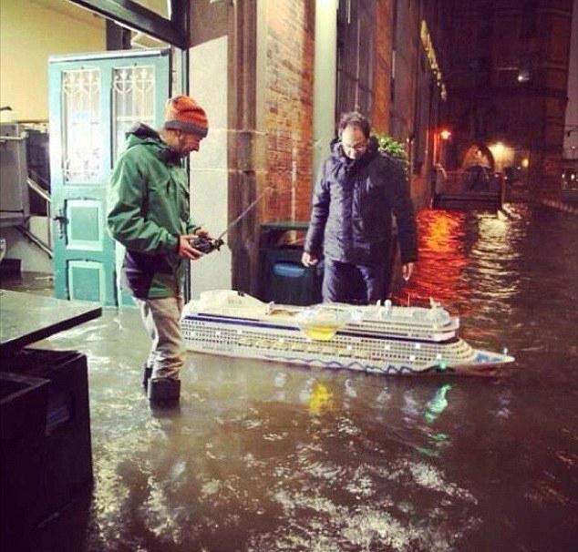 水浸大玩遙控郵輪 苦中作樂生活照