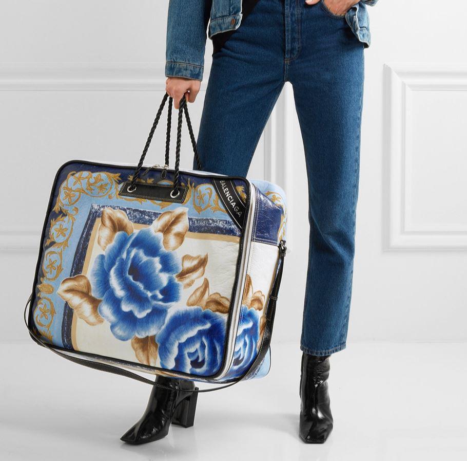 值2萬長方形名牌袋 網民嘲「用來裝被？」