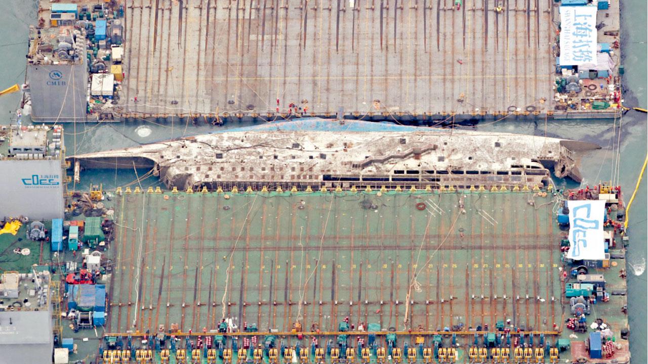 世越號船身上水